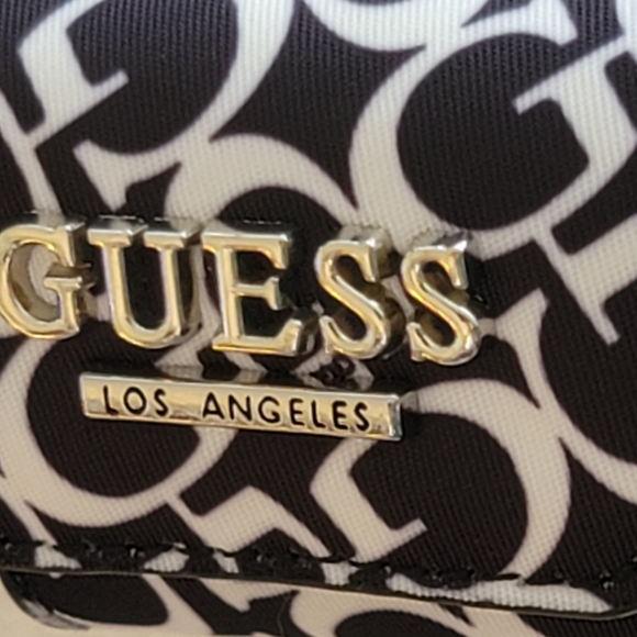 GUESS AIRPODS CASE ! - Picture 5 of 9